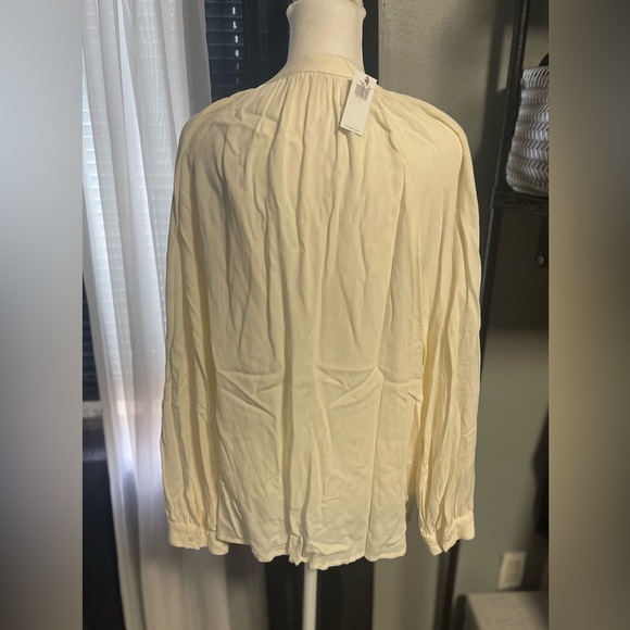 New Old Navy Cream Colored Blouse. Size Large - Picture 2 of 4